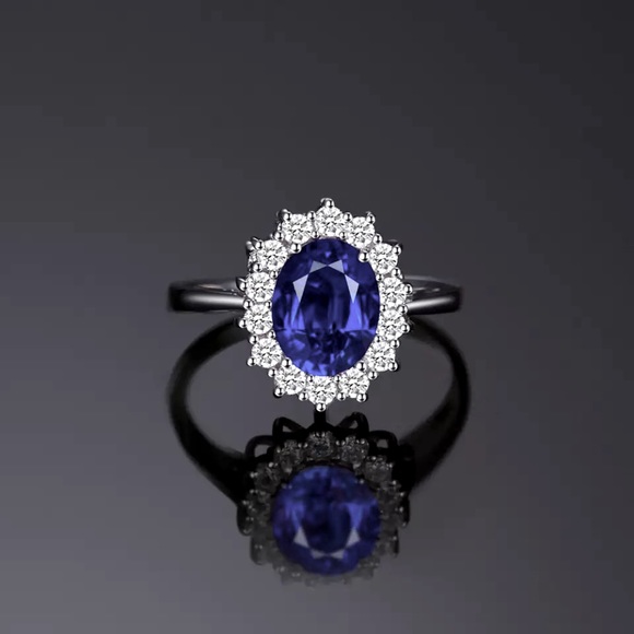💍 Princess Diana/KateMiddleton signature engagement ring (resizable) - Picture 2 of 7